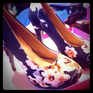Womens Size 8 Floral heels, worn once